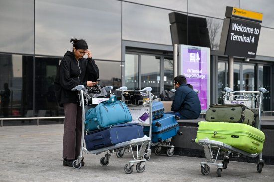 3月21日，伦敦希思罗机场4号航站楼外的旅客。