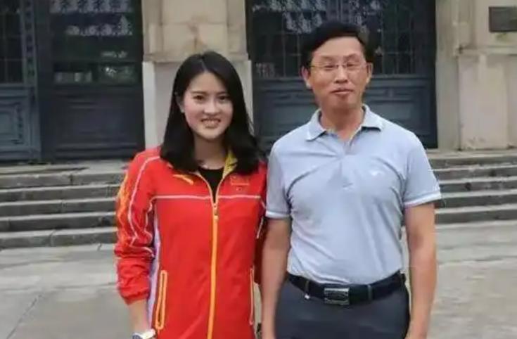 弃女得世界冠军亲父母携家认亲__遗弃女孩获得冠军后