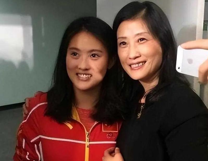_弃女得世界冠军亲父母携家认亲_遗弃女孩获得冠军后