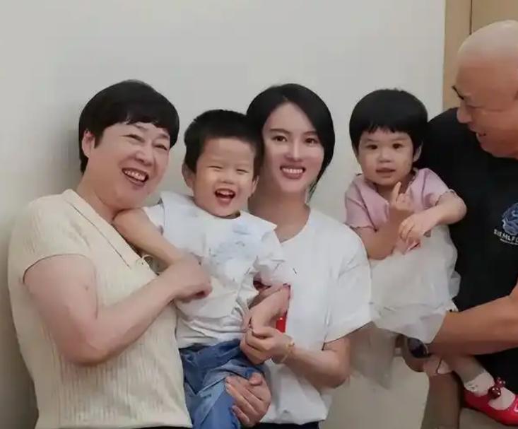 _遗弃女孩获得冠军后_弃女得世界冠军亲父母携家认亲