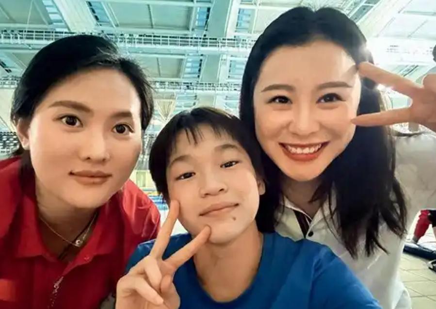 遗弃女孩获得冠军后__弃女得世界冠军亲父母携家认亲