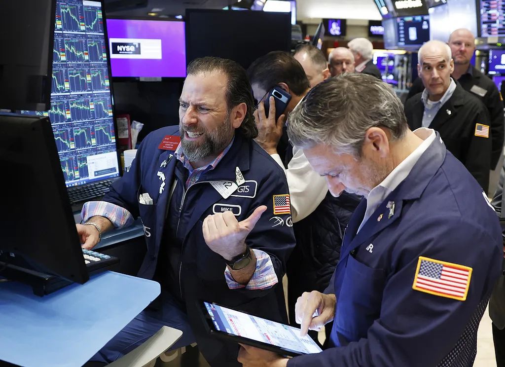 当地时间2025年4月4日，纽约证券交易所内一片紧张气氛。