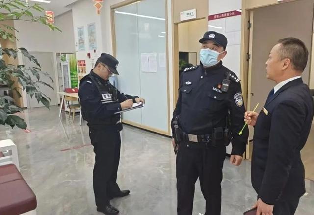 民警赶赴现场，向银行工作人员了解情况。警方供图