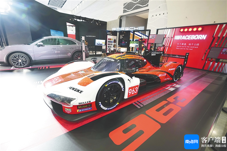 4月11日，摆在消博会展馆的保时捷跑车。海南日报全媒体记者 陈元才 摄