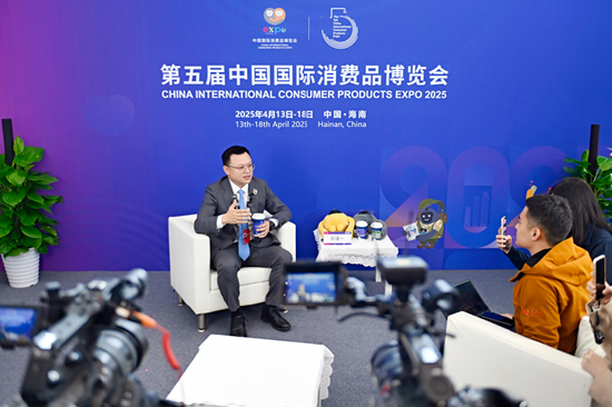 现场直击：机器人翻楼梯、飞行汽车将交付！消博会藏着多少科幻彩蛋？__现场直击：机器人翻楼梯、飞行汽车将交付！消博会藏着多少科幻彩蛋？