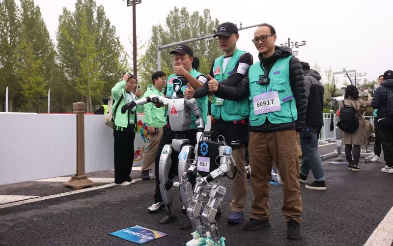 赛前，人形机器人参赛队合影。新京报记者 李木易 摄