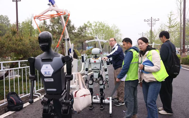 赛前，各参赛队正在准备。新京报记者 李木易 摄