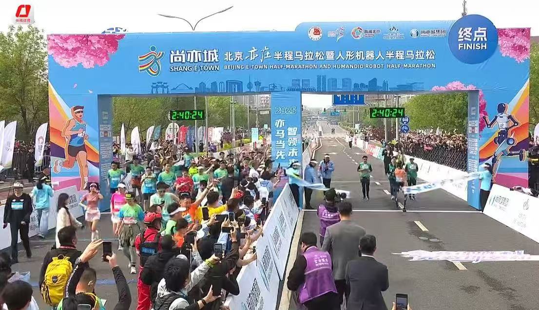 （“天工UItra”率先冲线，图源央视）
