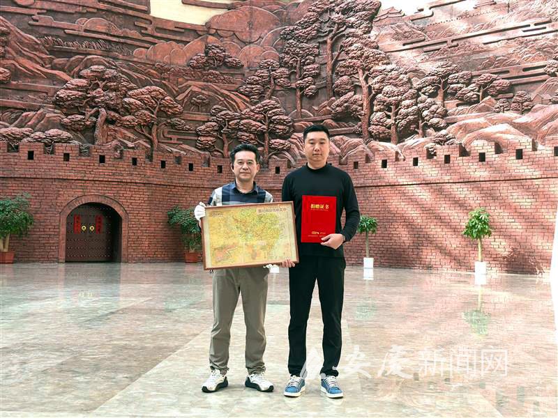 　　安庆博物馆工作人员为捐赠者颁发捐赠证书。 通讯员 钱珺 摄