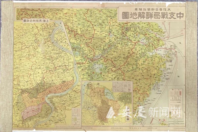 　　张宇向安庆博物馆捐赠的《1937年中支战略详解地图》。 通讯员 钱珺 摄