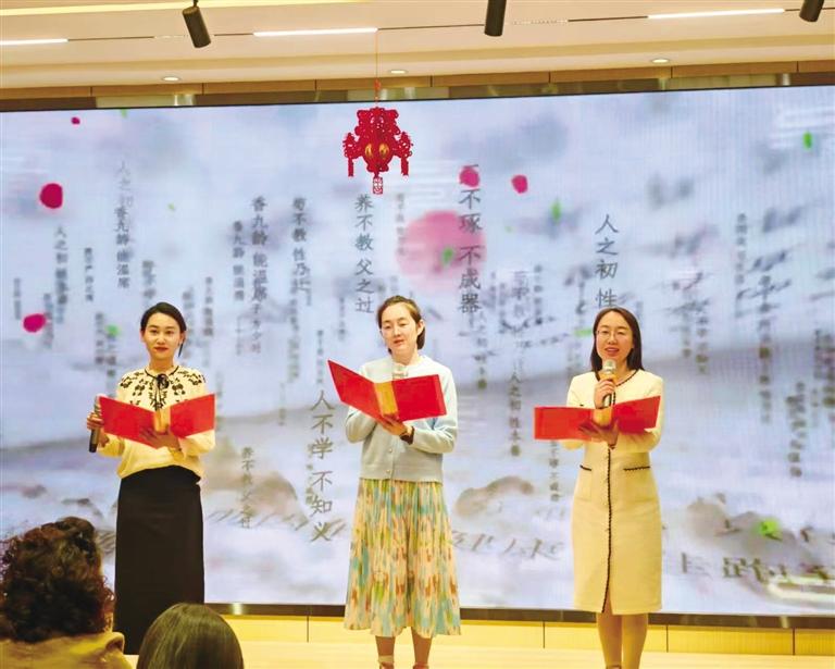 七里河区妇联好书分享会活动中读者朗诵经典篇目 唐瑞 摄