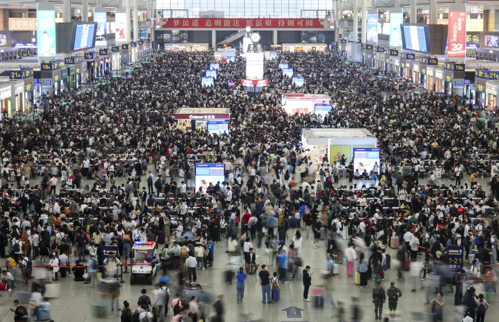 5月1日，旅客在上海虹桥火车站候车。新华社 图