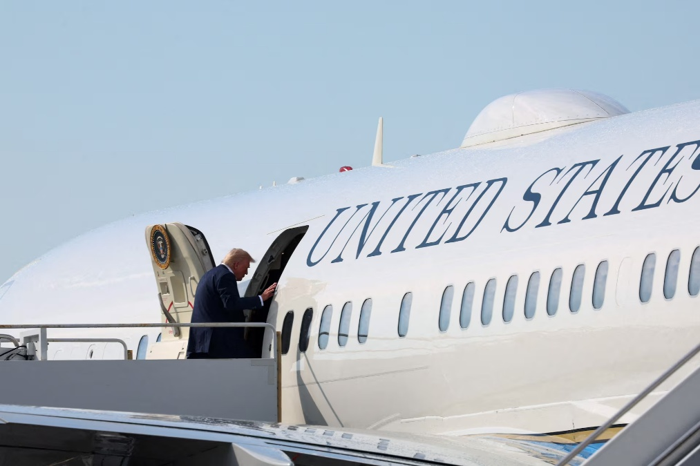 _特朗普访华空军一号_特朗普视察空军基地