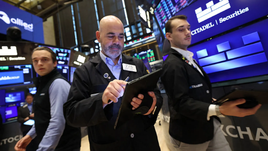 交易员在纽约市纽约证券交易所（NYSE）场内工作