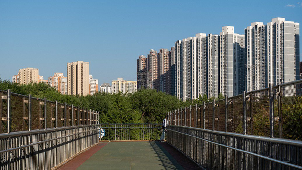 北京朝阳区，芍药居地铁站旁的房地产楼盘。视觉中国 资料图
