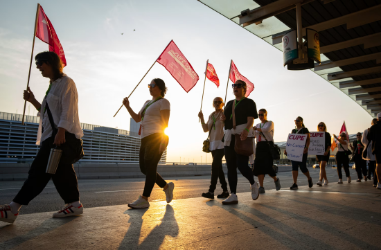 加拿大航空公司的空乘人员及其支持者正在举行罢工