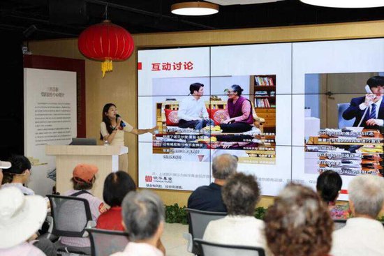 共筑反恐防范安全防线__公募基金机构销售女生