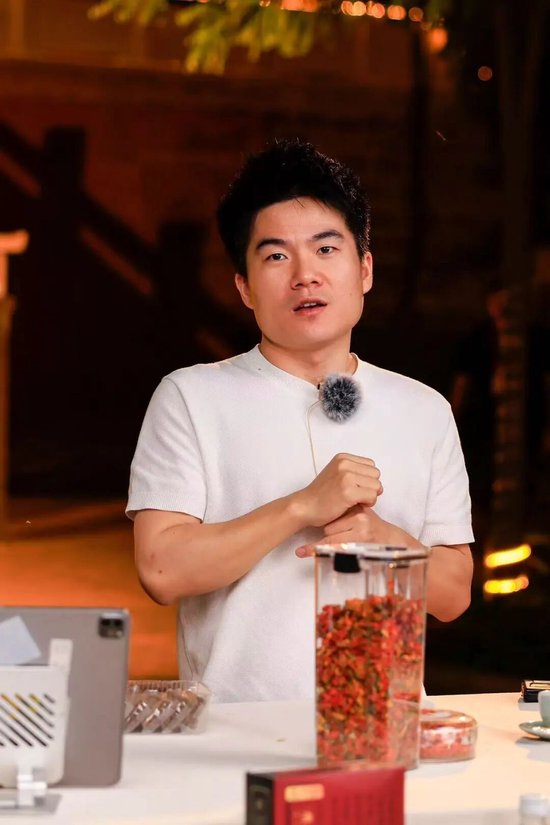 董宇辉：商业的终点是人心 价值比价格更动人__董宇辉：商业的终点是人心 价值比价格更动人