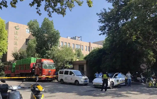 上海学生午餐虾仁炒蛋紧急停供，有家长称孩子反映“是臭的”，监管部门正展开调查__上海学生午餐虾仁炒蛋紧急停供，有家长称孩子反映“是臭的”，监管部门正展开调查