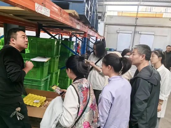 _上海学生午餐虾仁炒蛋紧急停供，有家长称孩子反映“是臭的”，监管部门正展开调查_上海学生午餐虾仁炒蛋紧急停供，有家长称孩子反映“是臭的”，监管部门正展开调查