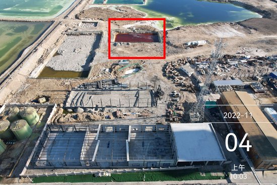 　2022年11月4日一号基坑（红框内）的状态：水体呈红色，湖泊水域靠近基坑。资料照片