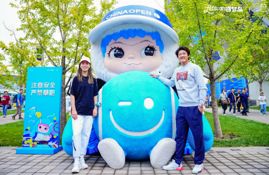 _球星也爱WAKUKU！张之臻、王欣瑜打卡奇梦岛中网快闪店，联名潮玩热度再升级_球星也爱WAKUKU！张之臻、王欣瑜打卡奇梦岛中网快闪店，联名潮玩热度再升级