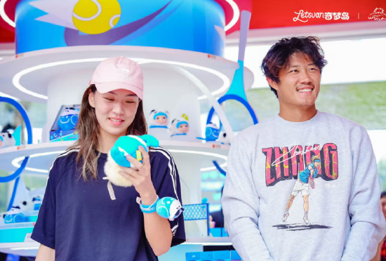 球星也爱WAKUKU！张之臻、王欣瑜打卡奇梦岛中网快闪店，联名潮玩热度再升级__球星也爱WAKUKU！张之臻、王欣瑜打卡奇梦岛中网快闪店，联名潮玩热度再升级