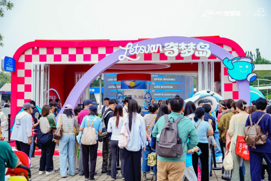 球星也爱WAKUKU！张之臻、王欣瑜打卡奇梦岛中网快闪店，联名潮玩热度再升级__球星也爱WAKUKU！张之臻、王欣瑜打卡奇梦岛中网快闪店，联名潮玩热度再升级