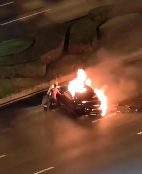 小米汽车失控起火司机遇难，目击者称车速150km/h，实探事故地：燃烧留下的印记仍在__小米汽车失控起火司机遇难，目击者称车速150km/h，实探事故地：燃烧留下的印记仍在