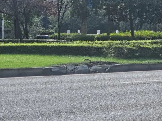 小米汽车失控起火司机遇难，目击者称车速150km/h，实探事故地：燃烧留下的印记仍在__小米汽车失控起火司机遇难，目击者称车速150km/h，实探事故地：燃烧留下的印记仍在