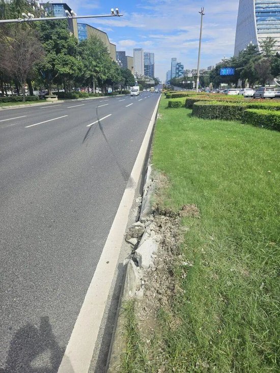 小米汽车失控起火司机遇难，目击者称车速150km/h，实探事故地：燃烧留下的印记仍在_小米汽车失控起火司机遇难，目击者称车速150km/h，实探事故地：燃烧留下的印记仍在_