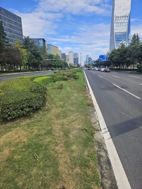 _小米汽车失控起火司机遇难，目击者称车速150km/h，实探事故地：燃烧留下的印记仍在_小米汽车失控起火司机遇难，目击者称车速150km/h，实探事故地：燃烧留下的印记仍在