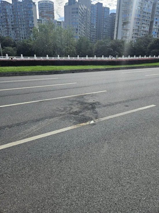 小米汽车失控起火司机遇难，目击者称车速150km/h，实探事故地：燃烧留下的印记仍在__小米汽车失控起火司机遇难，目击者称车速150km/h，实探事故地：燃烧留下的印记仍在