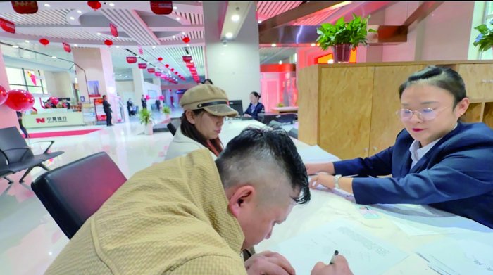 _中小银行深化改革和化解风险_从“风险机构”到“生力军”  中小银行“改”出新活力