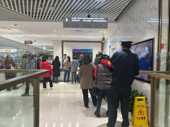 _大妈抢黄金的时候金价是多少_大妈买金条