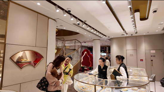 大妈抢黄金的时候金价是多少_大妈买金条_
