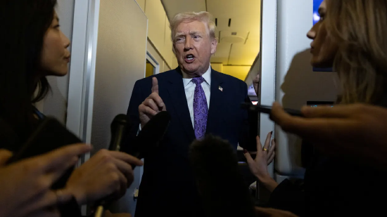 特朗普白宫外_特朗普展示白宫_