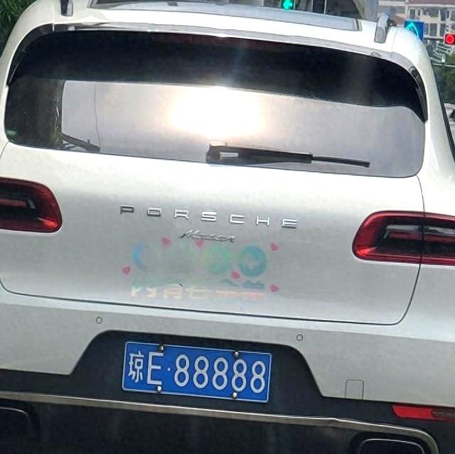 琼E88888，从400万法拉利到50万保时捷，网友：女车主变低调了-有驾