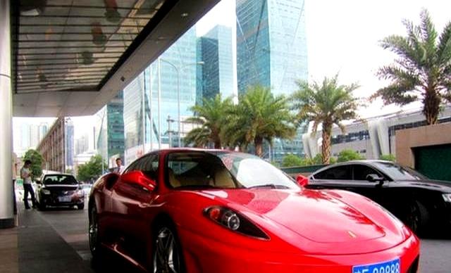 琼E88888，从400万法拉利到50万保时捷，网友：女车主变低调了-有驾