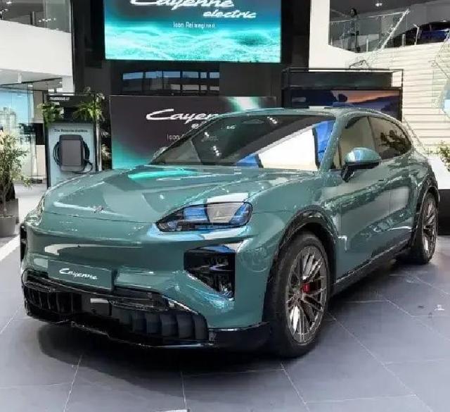 保时捷卡宴全面换电，油车地位难保！纯电引领新风潮，这颜值太-有驾