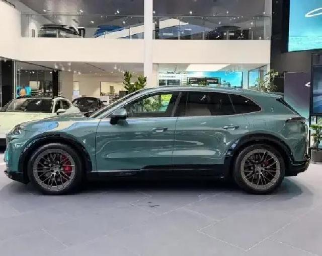 保时捷卡宴全面换电，油车地位难保！纯电引领新风潮，这颜值太-有驾