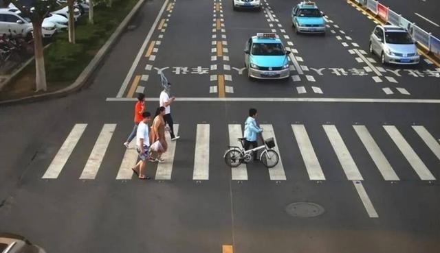 专家提议调整礼让行人规则,车主呼声高涨-有驾