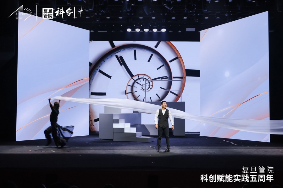 国内第一部科创舞台戏剧在复旦上演，当科技创业者与机器人共舞_国内第一部科创舞台戏剧在复旦上演，当科技创业者与机器人共舞_
