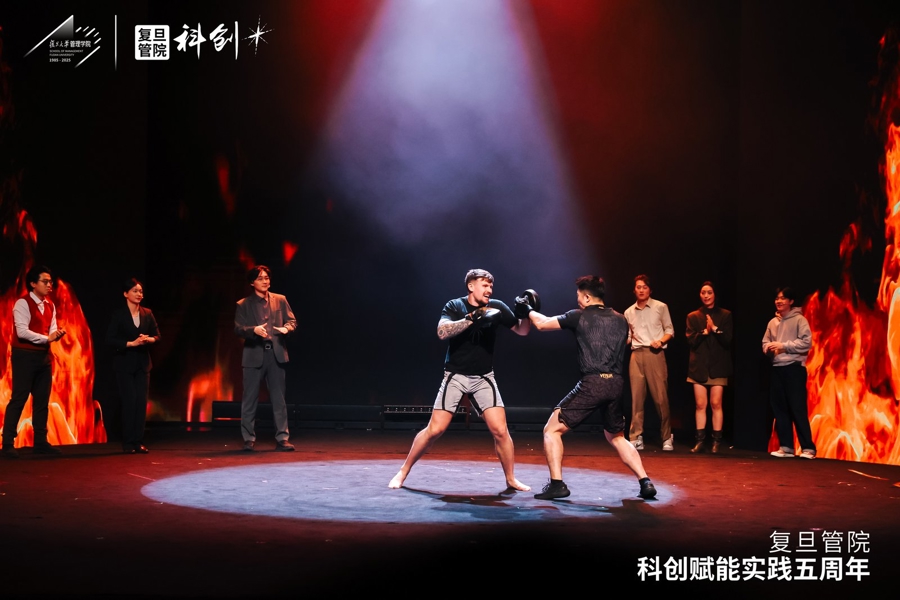 _国内第一部科创舞台戏剧在复旦上演，当科技创业者与机器人共舞_国内第一部科创舞台戏剧在复旦上演，当科技创业者与机器人共舞