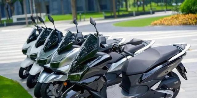 豪爵老GY6刷水冷漆卖一万五,店员吹“三年保值率68%,”我试骑却质疑谁认这口味,转身对比升仕150X和五羊本田NWG150的真实体验感受-有驾